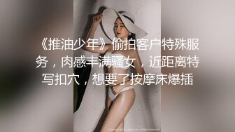 大屁股白皙美乳骚女道具双管齐下，假屌骑乘套弄掰穴出白浆，边插边用按摩器震动阴蒂，粉穴特写看着非常诱人