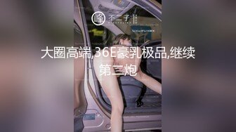 大神步行街尾随偷拍荷叶边牛仔裙美女性感肉臀粉内夹成丁字裤两个圆圆的屁股蛋