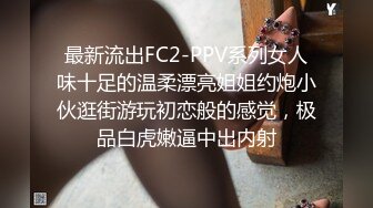 制服露脸可爱风骚的小萝莉一个人精彩大秀直播，听狼友指挥脱光光，揉奶玩逼道具抽插自己抠的骚穴淫水泛滥[