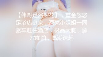 偷窥黑衣牛仔短裤美眉从公交车跟随她进厕所嘘嘘