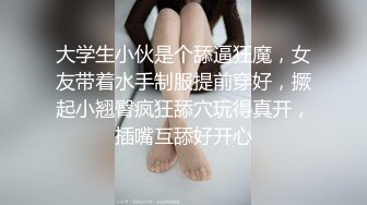 偷拍漂亮的百褶裙美女 无奈人太多只能看一眼就走