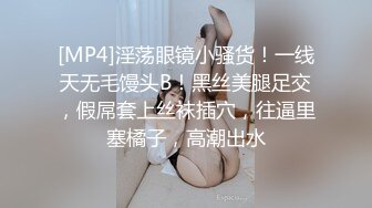 【户外实习生】漂亮小女孩戴着跳蛋~逛市场~骑车各种露~ 胆子真是太大了，公开场合玩得就是这份心跳和刺激！