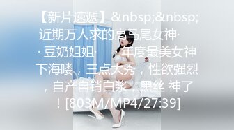 社区人妻，老婆几乎裸体在居民小区转悠乘电梯，最后自慰到喷水。-Pornhub.com