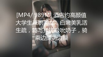 成熟性感御姐骚起来挡不住啊，情趣JK短裙黑丝，往上一扒就可以用力揉捏逼穴，喘息诱人欲望躁动猛力操穴