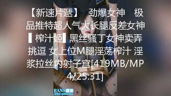 办公楼女厕全景偷拍美女同事的小黑鲍 靠她竟然没穿内裤