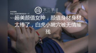 专注人前露出与路人同框美腿女神GI9ZA视图集，公园超市广场哪人多往哪去和老登一起锻炼 (4)