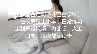 合租房冒死门缝偷窥 对门的少妇洗澡换衣服