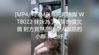 [MP4/ 1.37G] 极品萝莉小妹跟两个小哥哥激情3P，在床上让两小哥轮着玩，揉奶玩逼骚穴特写，压在身下爆草抽插后入