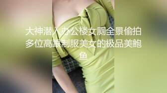 邪恶的房东暗藏摄像头偷拍美女租客洗澡 (1)