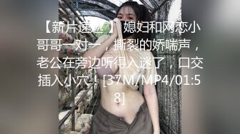 女友疯狂的吸舔我的鸡巴和蛋蛋