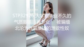 金发眼镜双胞胎姐妹一起露逼诱惑，情趣装撩起衣服翘起屁股摆弄，舌吻互舔逼逼揉捏奶子，抬起双腿掰穴摩擦阴蒂