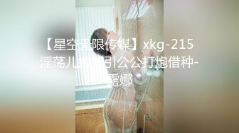 【门事件】❤️低俗婚礼闹婚❤️新娘被一群男人按在床上，奶子被疯狂揉搓写字，这种陋习竟还在延续！