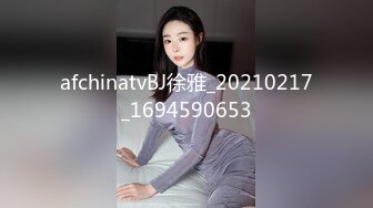 小哥餐桌上请短发妹子吃烧鸡 桌下要看她的无毛光板肥鲍鱼