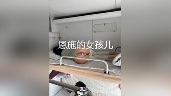 奶子不大内裤都没脱就忙着自拍