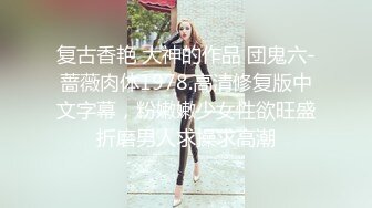 一字马女神把玩自己的小穴