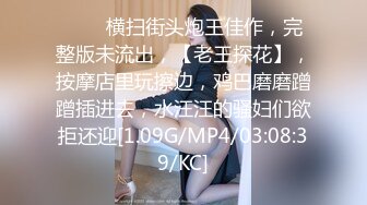 《极品CP魔手外购》美女如云餐饮店大神躲藏女厕逼脸同框偸拍数位小姐姐方便，被一个美女发现翻车了还好没有推门吓尿了 (9)