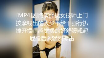 cd 元气少女鹿：好几天没去露出啦，这次专门找了个比较亮的路口，身后一直有骑士们经过，河边遛弯的两个大爷