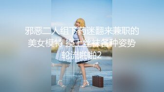 -真大胆 四眼仔和漂亮空姐制服美女大白天在绿化带广告牌后面啪啪