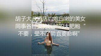 无敌美少妇全程露脸勾搭狼友，性感风骚完美展示好身材，揉奶玩逼伸着舌头要舔狼友鸡巴，被大哥按着头草嘴