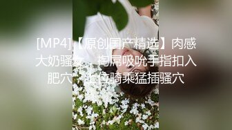 白嫩美乳E奶妹子！超棒身材腰细胸大，从下往上视角假屌插穴，吸在墙上后入顶穴，地上骑坐骚的很