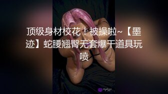 长的很哇塞的小骚逼，露脸开档黑丝情趣给小哥撸起大鸡巴