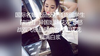 衣料比较少的白衣美女坐在沙发上就让人看的口干舌燥