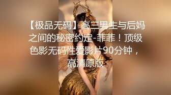 和两个气质柔软的娇嫩美少女在宾馆享受欲望大餐，妹子制服丝袜舔吸鸡巴好技术受不了硬啊极品