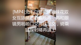 巨乳店员制服被大奶撑爆 同事看了不管店里有客人在用餐也继续草