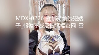 牛仔短裤大长腿贫乳美女和炮友居家啪啪，近距离特写口交舔屌，翘起屁股舔逼后入撞击美臀，毛毛修剪过掰穴诱人