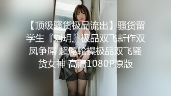 男孩鸡巴不好使只好用酒瓶帮漂亮长发女友解决，浪费个好逼