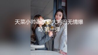 00后短发萝莉嫩妹被两大汉随意玩弄，边口边后入振动棒摩擦，骑乘假屌口交花样非常多，娇小身材上位扭动小腰