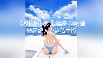 家庭摄像头偷窥，颜值还不错的良妻，大厅和女儿看电视，原来女人是这样穿奶罩的！