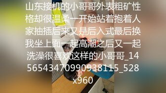 鸭舌帽老哥约妹子聊聊天拉上窗帘要搞，白天呢不搞掏出JB口交活不错，坐在桌子上抽插肥逼，进进出出清晰可见站立侧入