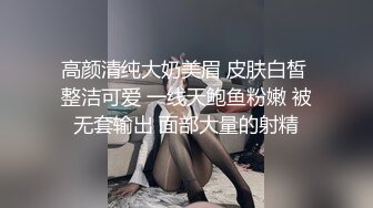 美女玩手机射精在她身上