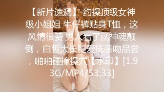 淫荡骚母狗美女小鹿跪在地上掰穴喷尿，美腿高跟鞋，极度诱惑