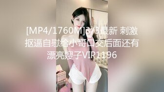 居家女友穿了一层纱，趴下服侍男友的服服帖帖