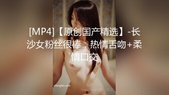 黑客破解理发店的女学徒在白天给客人洗头的地方洗BB然后一边看蜡笔小新一边抠BB