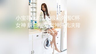 21岁鲜嫩短发女孩~趴着让男友后入抽插，挺拔的上围，晃起来真摇命~叫声甜美！看得鸡巴硬已晚上！！