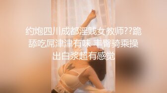 桃子冰妈妈：刺激乱伦，妈妈这是在干啥？瘙痒的逼，儿子背后发骚，忍不住跑到厕所发情自慰