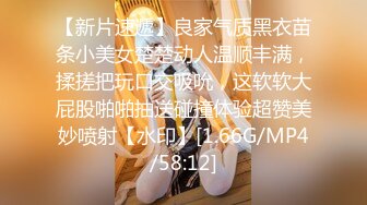 《极品CP 魔手 外购》技术型坑神巅峰厕拍！闯入大学校园女洗手间隔板缝中高清偸拍多位小姐姐方便，露脸照同步私处放尿