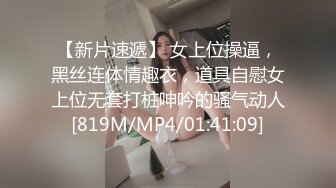 请欣赏我女朋友的性感肉臀，曲线丰满身材，掰开两瓣屁股，露出迷人干净的小穴！