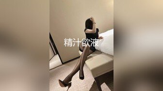 牛逼!妹子撒尿感觉外面有人 用手机相机反侦察互拍!