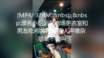 [MP4/ 427M]&nbsp;&nbsp;上面在玩吃鸡下面美女吃JB&nbsp;&nbsp;极品美女趴在桌子下口交&nbsp;&nbsp;吸吮大屌用脚磨蹭小穴&nbsp;&nbsp;顶级蜜桃臀 骑