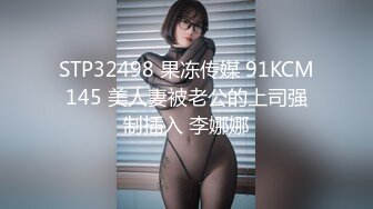 房间里的年轻男女精彩的4P游戏，骚女露脸洗干净后床上伺候小哥，让两位小哥玩逼各种姿势抽插浪叫，看谁草的猛