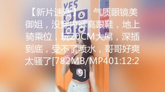 215. 日本女孩给一个戴着中国礼服的人