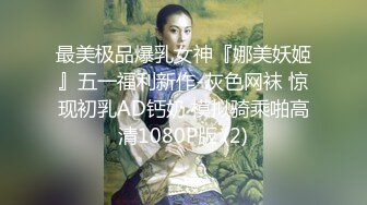 邪恶三人组下药迷翻公司的美女同事带回酒店各种姿势玩4P（续） (4)