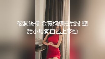 小小雀斑的可爱的大三小姑娘在学校操场正大光明给男友做口活。