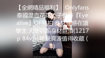 年轻的21岁小美女，全裸好身材，带乳夹和铃铛道具自慰，呻吟不止特写洞口很小玻璃棍抽插白浆很多