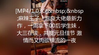 《魔手外购极品CP》地铁女厕偸拍络绎不绝的年轻小姐姐方便 美女多亮点多，妹子换奶罩一对大奶又圆又挺手感绝对一流 (12)