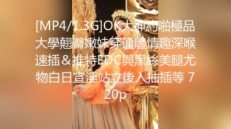 极品正点少妇，夏天居家内裤不穿就跟网友聊情 一会笑一会开心捂嘴，被撩得很心动呀，那粉鲍穴真想帮她舔！